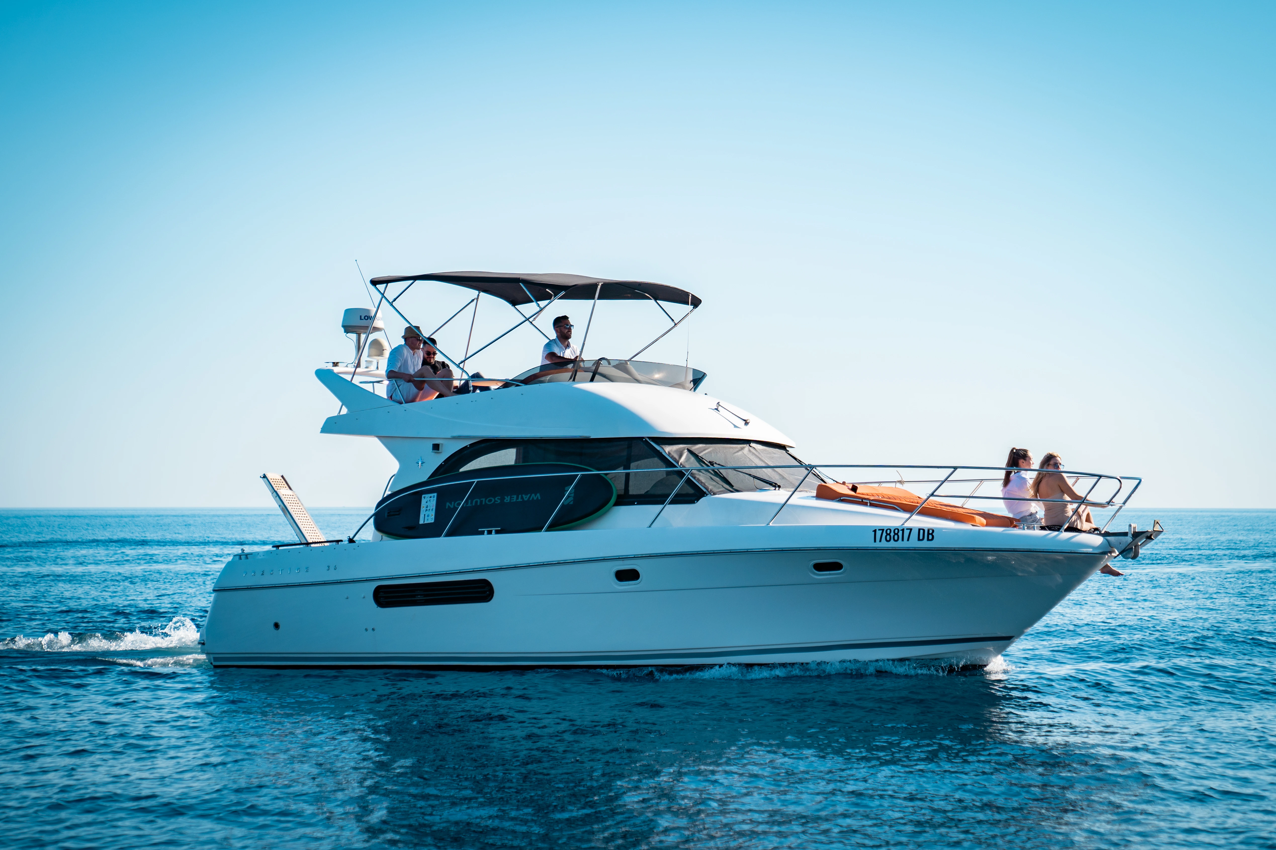 Yacht Prestige Fly 36 cruising side profile